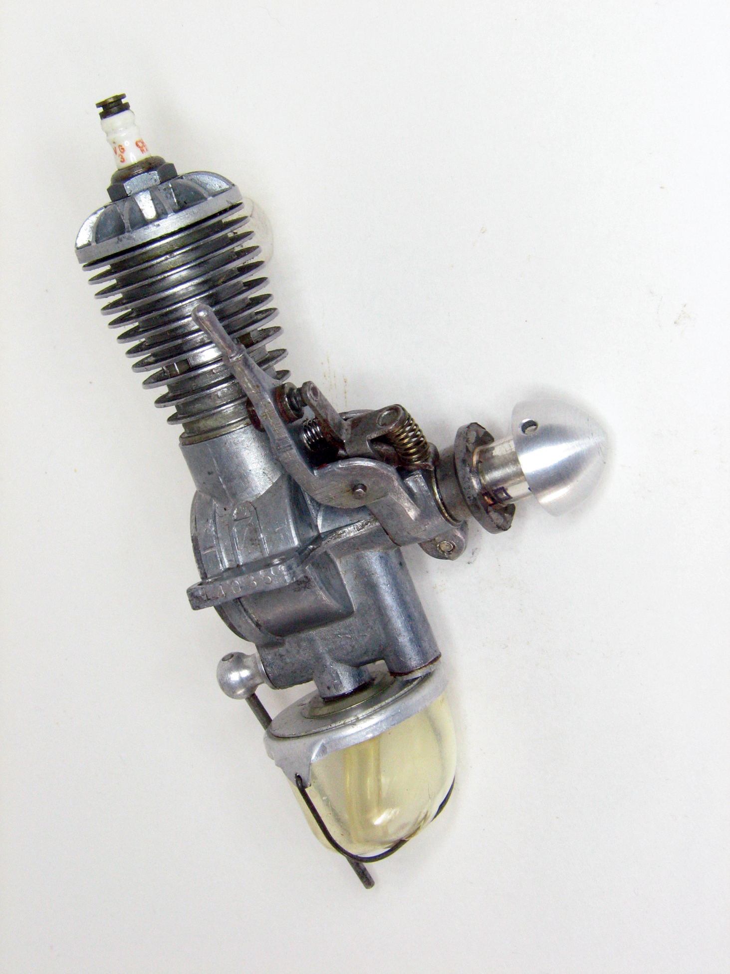  Ray Arden’s exquisite 1941 Super Atom .099 had a Champion spark plug.